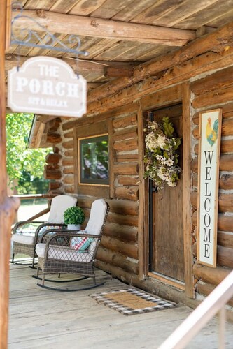 The Velvet Rooster – Cozy Cabin Stay with Pasture Views & Modern Comforts