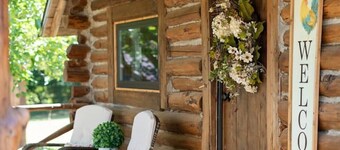 The Velvet Rooster – Cozy Cabin Stay with Pasture Views & Modern Comforts