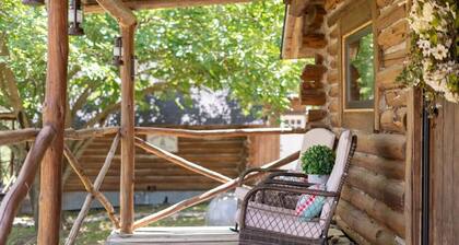 The Velvet Rooster – Cozy Cabin Stay with Pasture Views & Modern Comforts