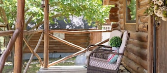 The Velvet Rooster – Cozy Cabin Stay with Pasture Views & Modern Comforts
