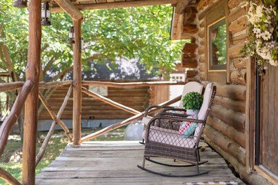 The Velvet Rooster – Cozy Cabin Stay with Pasture Views & Modern Comforts