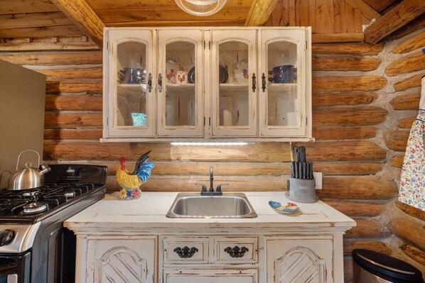 Coffee/tea maker, fridge, oven, stovetop