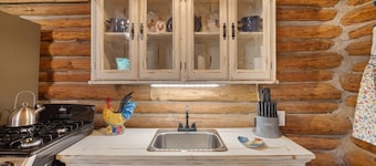 The Velvet Rooster – Cozy Cabin Stay with Pasture Views & Modern Comforts