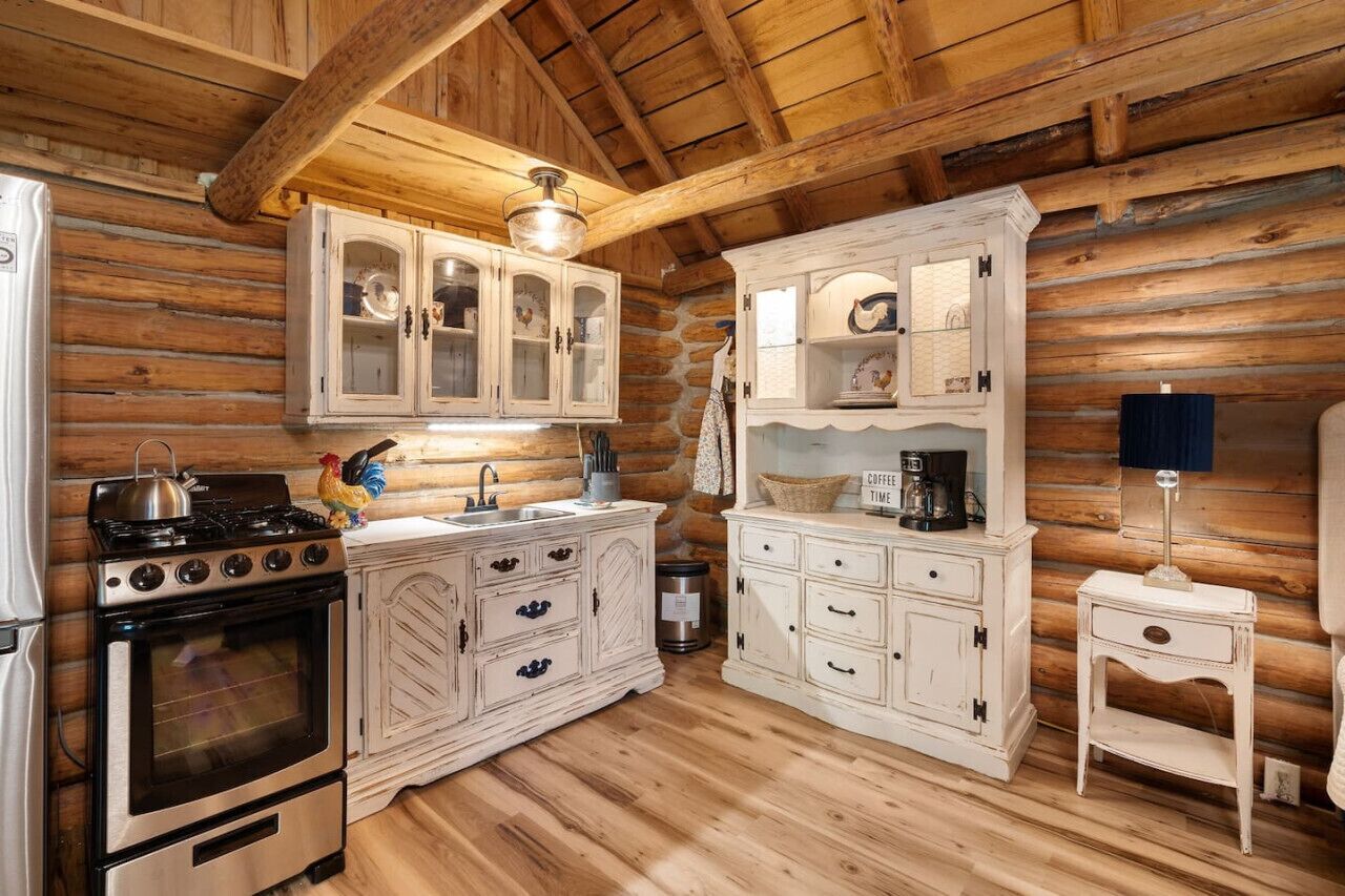 Coffee/tea maker, fridge, oven, stovetop