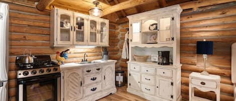 Coffee/tea maker, fridge, oven, stovetop