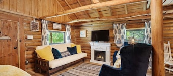 The Velvet Rooster – Cozy Cabin Stay with Pasture Views & Modern Comforts
