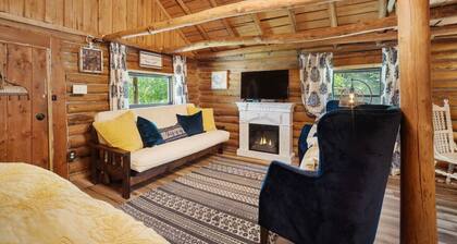 The Velvet Rooster – Cozy Cabin Stay with Pasture Views & Modern Comforts