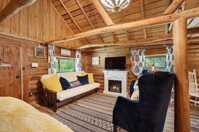 The Velvet Rooster – Cozy Cabin Stay with Pasture Views & Modern Comforts