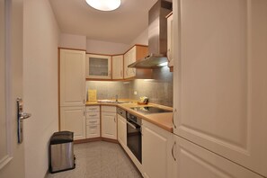 Kjøleskap, ovn, kokeplater og oppvaskmaskin