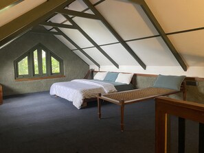 1 dormitorio, tabla de planchar con plancha, wifi y ropa de cama