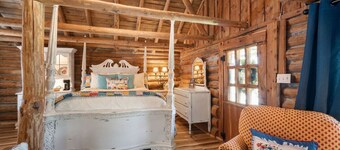 Relax at The Happy Hound – Charming Cabin Surrounded by Nature