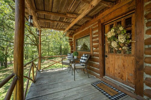 Relax at The Happy Hound – Charming Cabin Surrounded by Nature