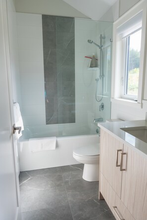 Hair dryer, towels, soap, shampoo - Seabreeze Haus Lantzville (Entire Guest-Suite) (Lantzville)