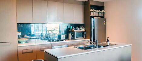 Kylskåp, mikrovågsugn, ugn och spishäll