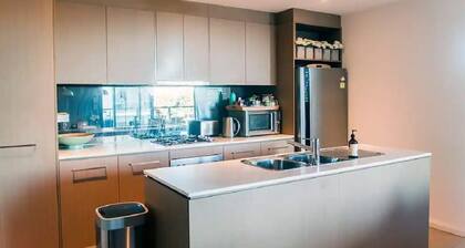 8th flr Serenity with City Views