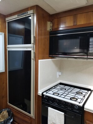 Kühlschrank, Mikrowelle, Ofen, Herdplatte