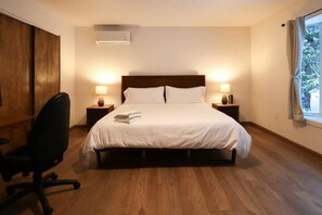 2 slaapkamers, een bureau, een strijkplank/strijkijzer, gratis wifi