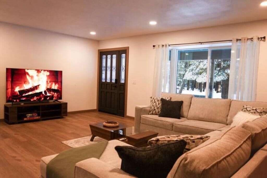 Smart TV, fireplace, table tennis, computer monitors