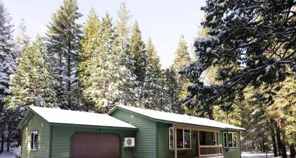 Lassen/McCumber Lake Luxury Cabin with Hot Tub