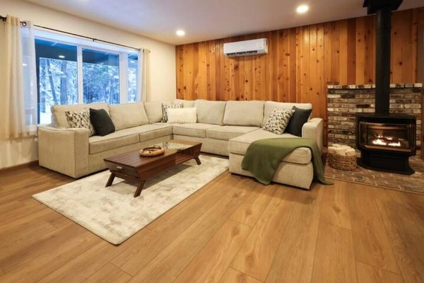 Una Smart TV, una chimenea, una mesa de tenis de mesa