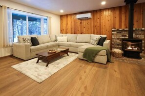 Smart-tv, een open haard, een tafeltennistafel en een computerscherm