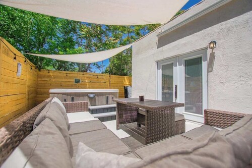Cowboy Den+Private Hot Tub+Game Room+Pet Friendly!