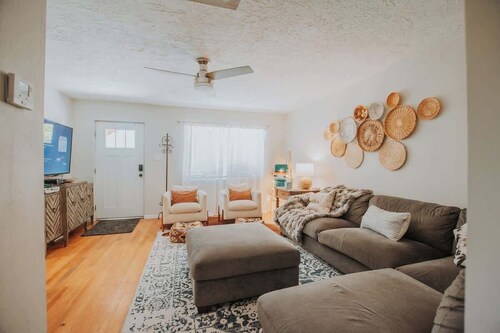 Cowboy Den+Private Hot Tub+Game Room+Pet Friendly!