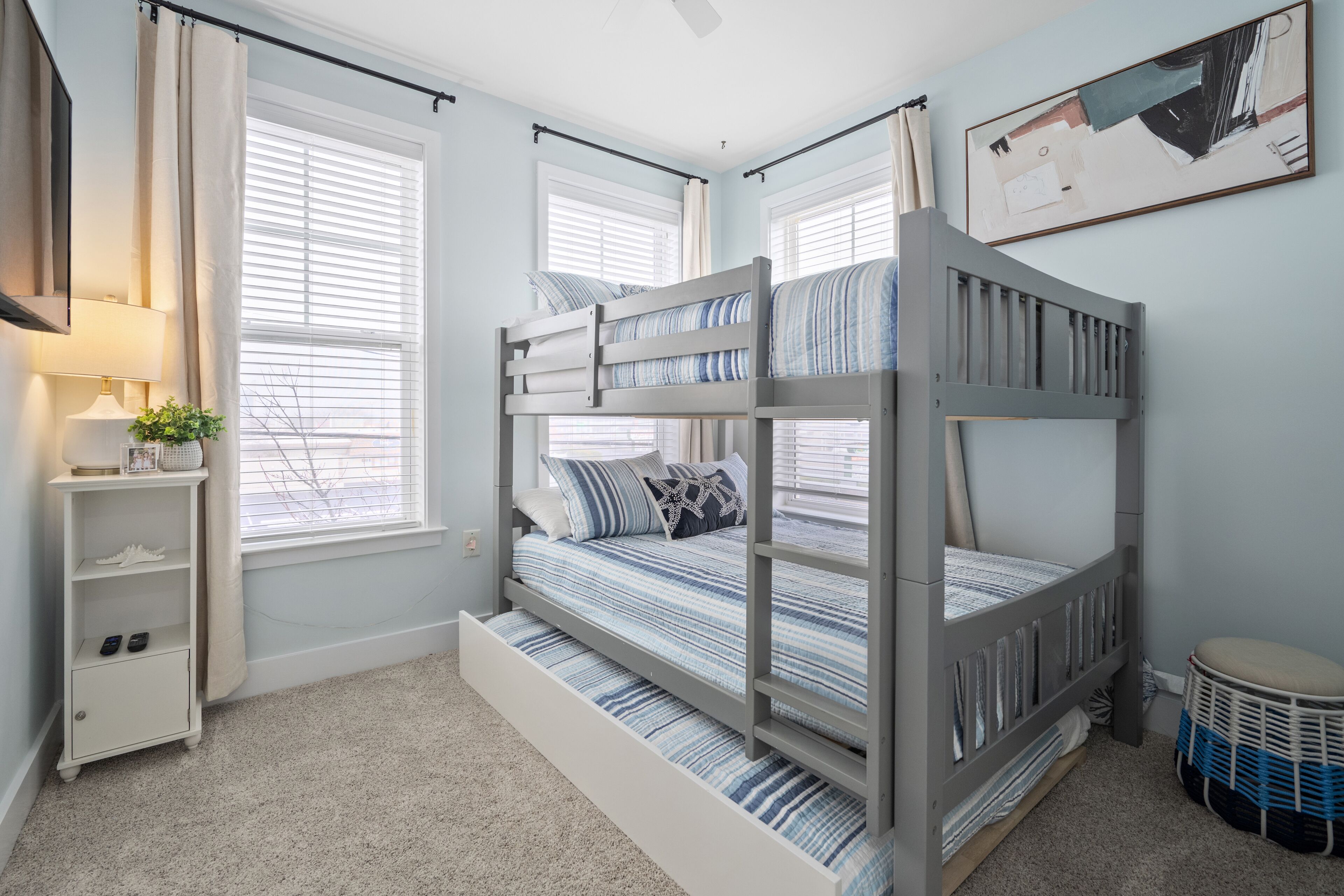 3 soverom, skrivebord, strykejern/-brett og reiseseng for barn