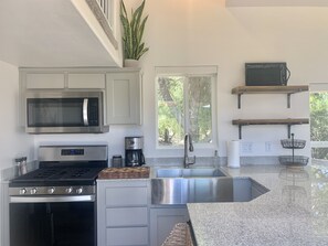 Private kitchen - Private and Cozy Tiny Home nestled up in the trees of the Westside of Atascadero (Atascadero)