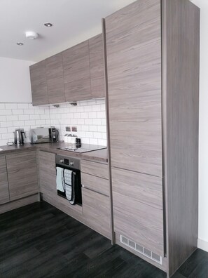 Fridge, microwave, oven, stovetop - 1-Bed Apt Sleeps 2 with Free Parking (Sheffield)