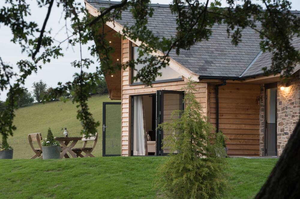 Beautiful cottage in idyllic countryside setting