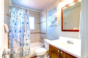 Shower, hair dryer, towels, soap - Entire home 4 bedrooms in Denver, Colorado (Denver)