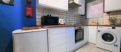 冷蔵庫、電子レンジ、オーブン、コンロ