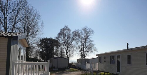 Charming 3-Bed Holiday Home in Poole, Rockley Park