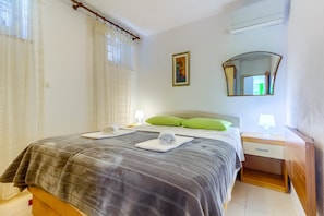 2 bedrooms, iron/ironing board, WiFi, bed sheets - 2-bdr apt with shared garden, 3 min walk to beach (Split)