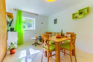 Dining - 2-bdr apt with shared garden, 3 min walk to beach (Split)