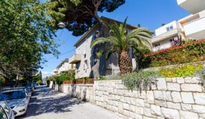 Property grounds - 2-bdr apt with shared garden, 3 min walk to beach (Split)