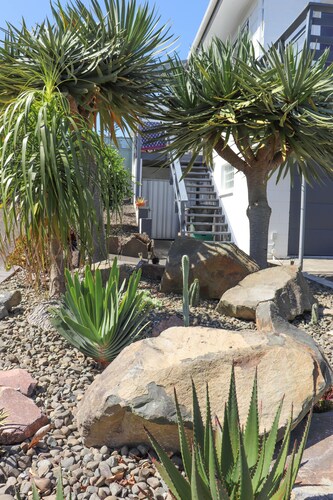 The Ōhope Beach Hideaway: Modern beach house, 3 minutes from white sand beach.