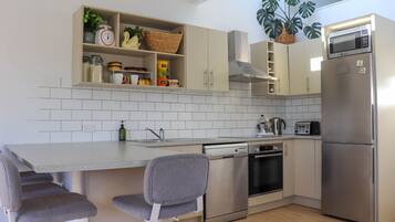 Een koelkast, een microgolfoven, een oven, een kookplaat