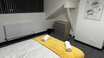 4 bedrooms, iron/ironing board, WiFi, bed sheets