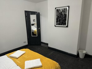 4 bedrooms, iron/ironing board, WiFi, bed sheets - Stunning 4-Bed House in Leeds close to center (Leeds)