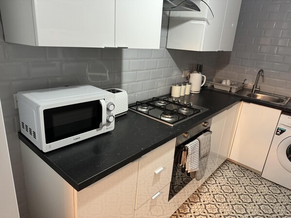 Frigorifero, microonde, forno, piano cottura