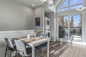 Dining - Skyline Vista Mtn View Retreat (Canmore)