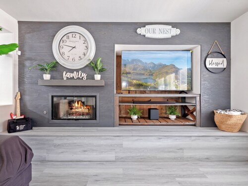 High Desert Cozy Nest!
Big & Cozy Desert Getaway/4BR•3BA•Hot Tub&Fire Pit