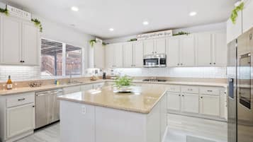 冰箱、微波炉、烤箱、炉灶