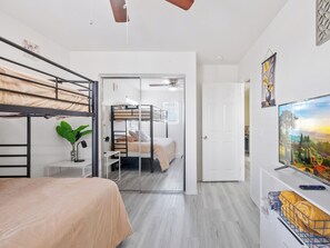 4 chambres, bureau, fer et planche à repasser, lit parapluie