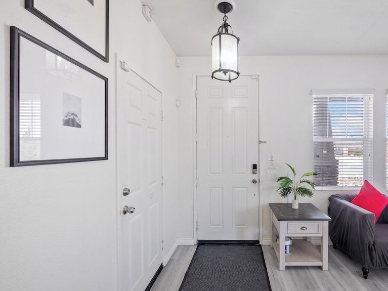 High Desert Cozy Nest! Big & Cozy Desert Getaway/4br3bahot Tub&fire Pit - ビクタービル, CA