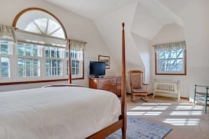 5 bedrooms, iron/ironing board, WiFi, bed sheets