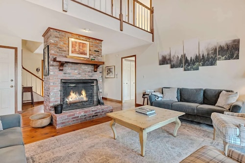 Game Room/Bar, Sleeps 14 - Mountain View Estate