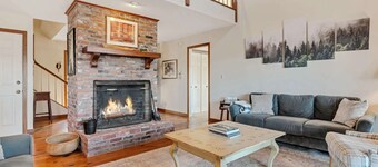 Game Room/Bar, Sleeps 14 - Mountain View Estate